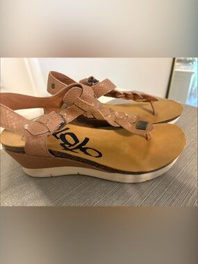 Clarks Tan Braided Leather Toe-Loop Sandals
